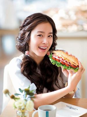 在高亮灯下进食会刺激食欲