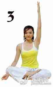 减肥的瑜伽动作，吸气还原，吐气手臂打开