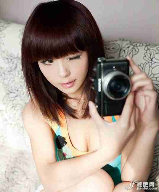 可爱小萝莉性感露酥胸