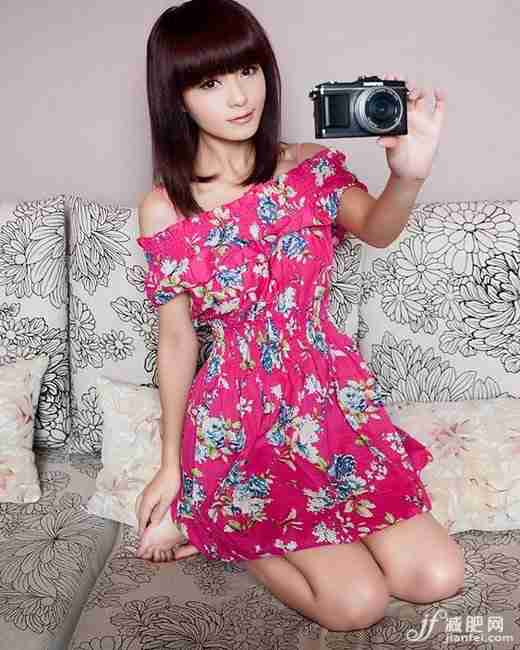 可爱小萝莉性感露酥胸