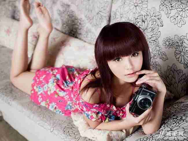 可爱小萝莉性感露酥胸