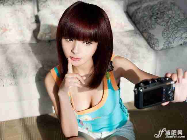 可爱小萝莉性感露酥胸