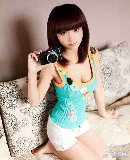 可爱小萝莉性感露酥胸