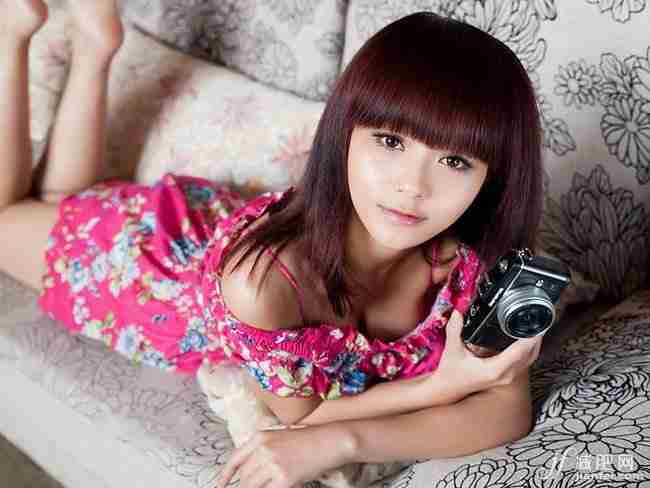 可爱小萝莉性感露酥胸