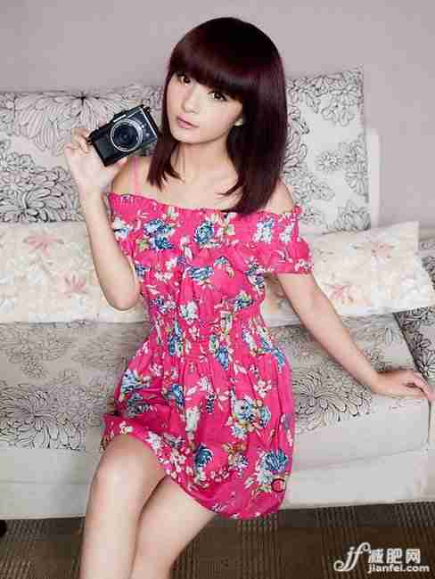 可爱小萝莉性感露酥胸