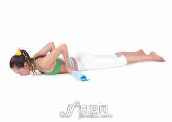 手心朝下握住毛巾两端