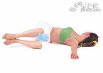 两边膝盖拉近胸部