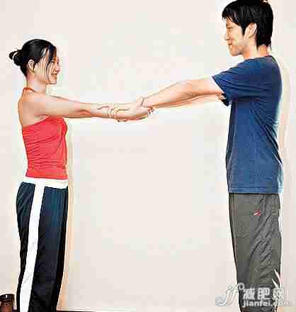 情侣瑜伽动作让彼此一起享瘦