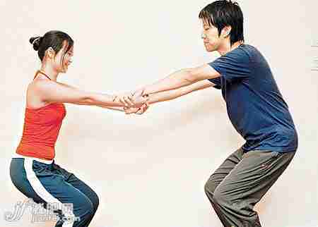 情侣瑜伽动作让彼此一起享瘦