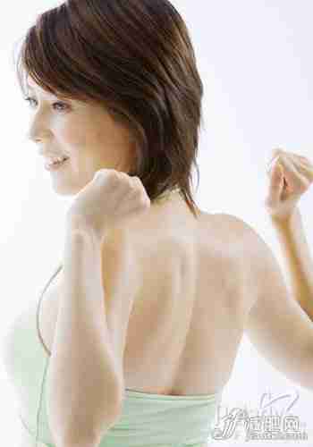 两个小动作 展现迷人美背诱惑