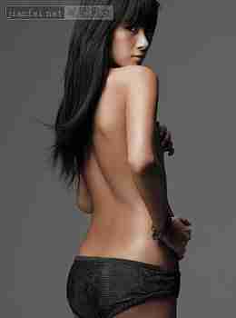 用脚尖或脚掌中心踩住橡皮筋