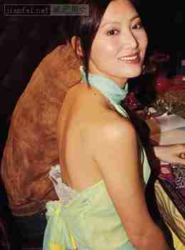 将橡皮筋踩于脚下