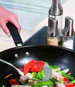 用低脂植物油炒菜