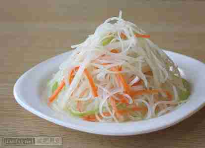 生萝卜裙带菜洋葱沙拉