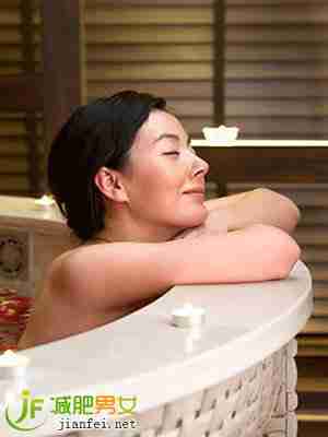 泡澡能缓解空腹感