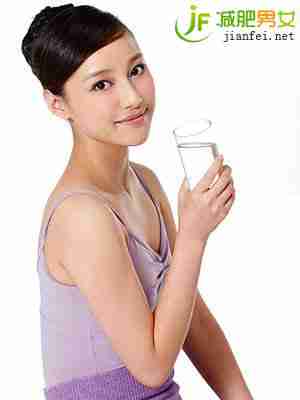 起床后喝一杯碳酸水