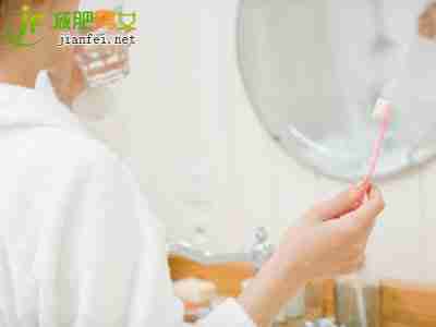 刷牙洗脸时瘦臀提臀