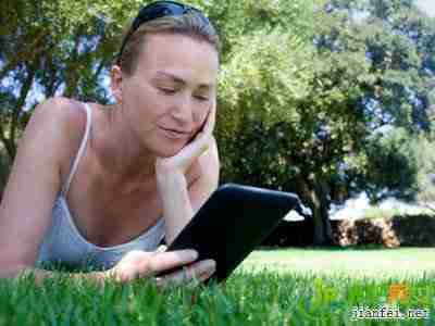 趴着看书、玩手机时瘦臀提臀