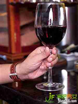 左手吃饭法可能对减肥有效