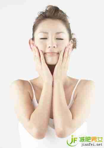  日常瘦脸小妙招 塑脸最有效 立竿见影变小脸 