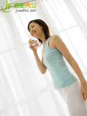 矿泉水瓶是瘦手臂的好道具