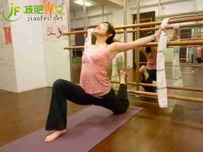 减肚子赘肉 就找新月式瘦腰瑜伽