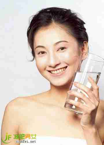 清晨一杯水 消灭小肚腩