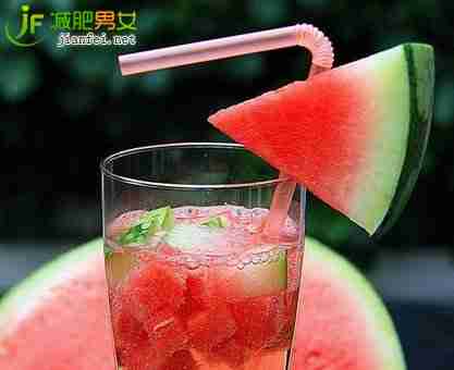 西瓜当消夜吃易长小肚腩 一个西瓜=五碗饭 