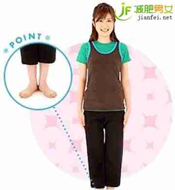 双腿并拢站立，膝盖绷直