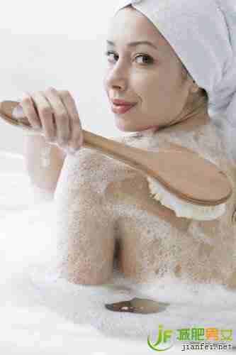洗澡也瘦身 这么做能洗去赘肉