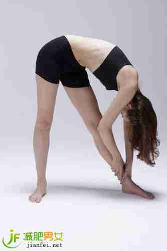 美背第三招：反握胸前下拉