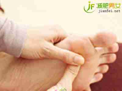 按压脚掌前半部分中央的涌泉穴